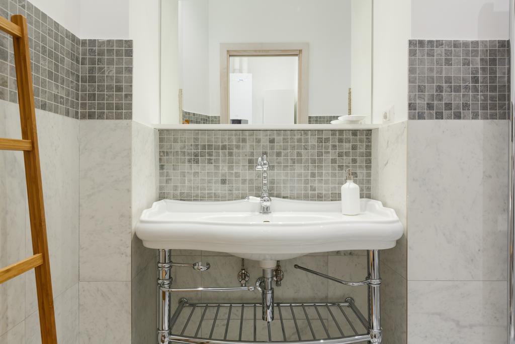 Modern Comfort, Poetic Charm Rom