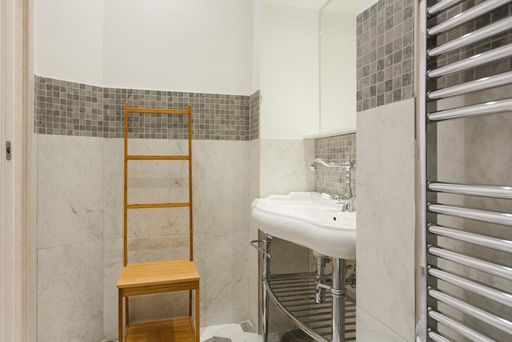 Modern Comfort, Poetic Charm Rom